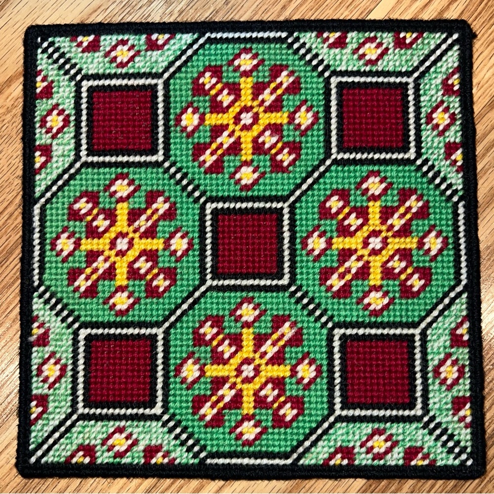 Plastic Canvas Needlepoint Retro Quilt design 7.5” Square Trivet /‎ Wall Hanging